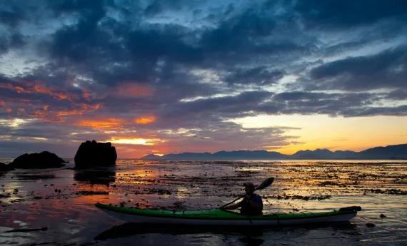 video: 5 min. tour - Sea Kayaking with West Coast Expeditions sea kayaker with sunset in Kyuquot, BC